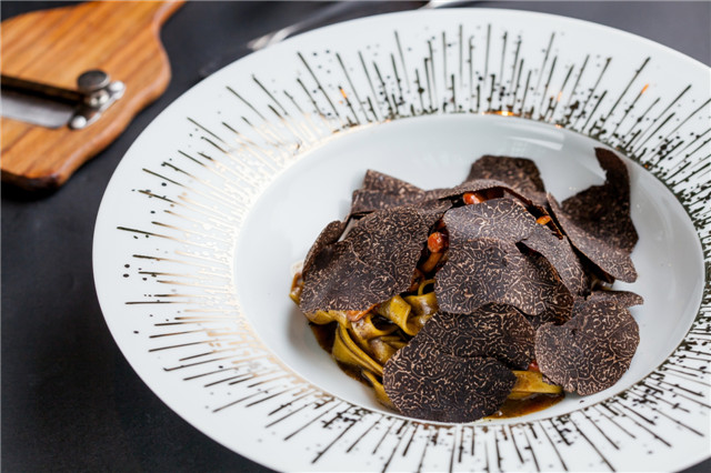 1486539962034067792.jpg 手工自制意式细面配黄油帕玛森芝士,蘑菇汁及法国黑松露.jpg