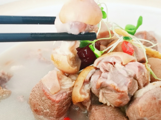 1541001635494009345.jpg batch_1.jpg